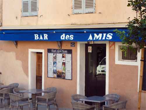 Le Bar des Amis sur la place du village à Aregno Corse