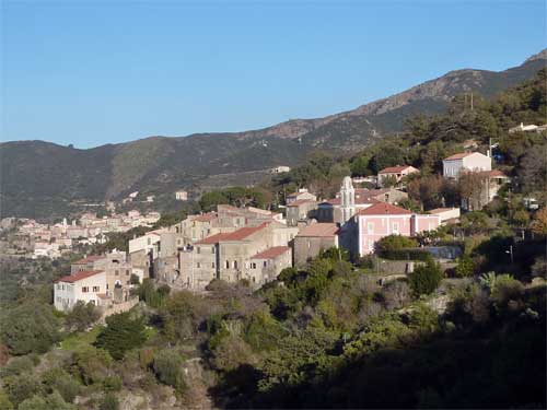 Vue panoramique du village de Costa en Corse