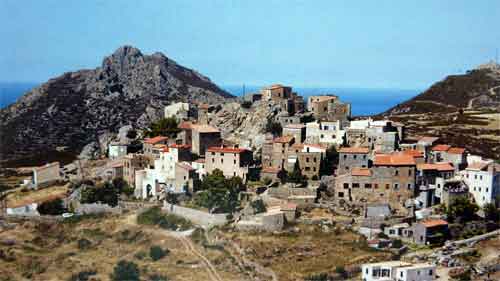Vue du  village de Sant'Antonino en Corse 